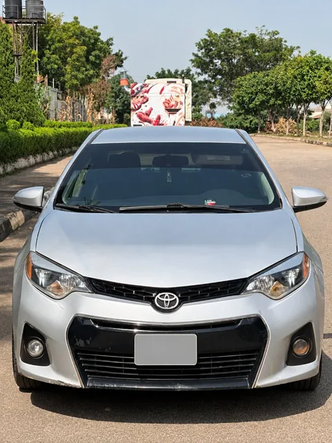 Front view of the silver Toyota Corolla with registration plate concealed