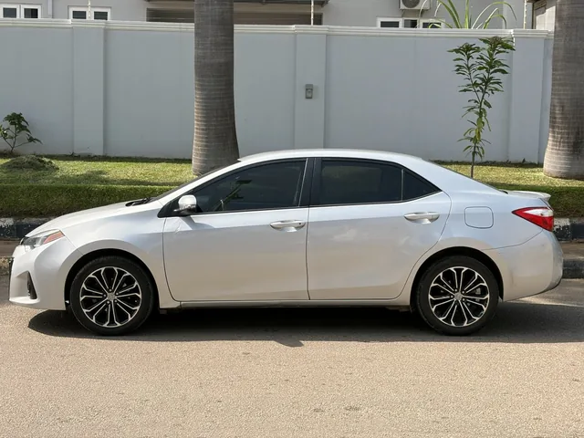 Side view of the silver FocusCabs Toyota Corolla S 2016
